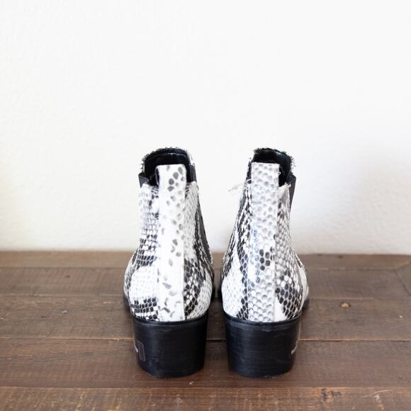 Blondo Emelia Waterproof Chelsea Bootie - Picture 5 of 7